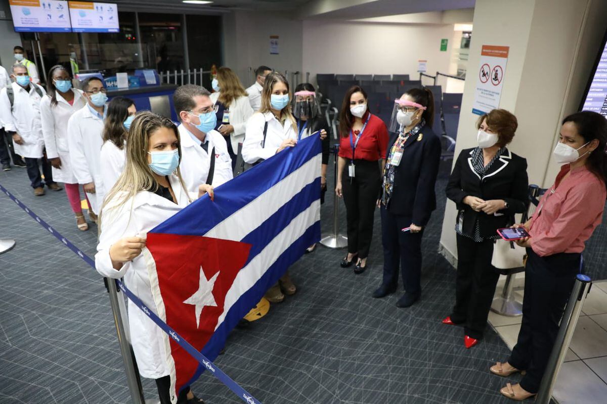 Llega a Panamá un grupo de médicos cubanos para atender pacientes con Covid-19