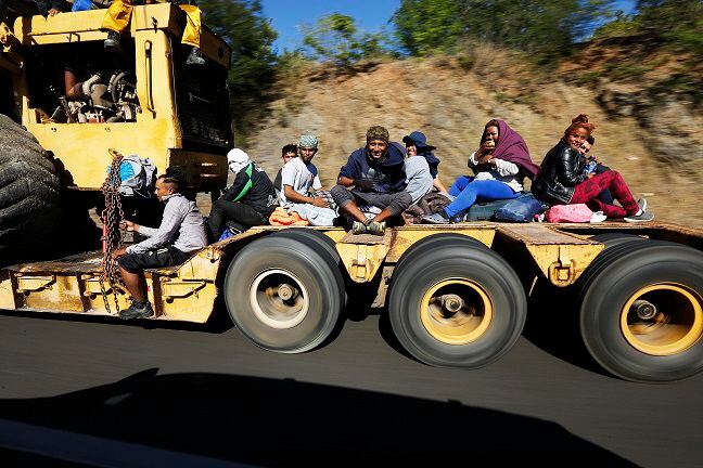 Cientos de migrantes de la caravana llegan a Tijuana La Prensa