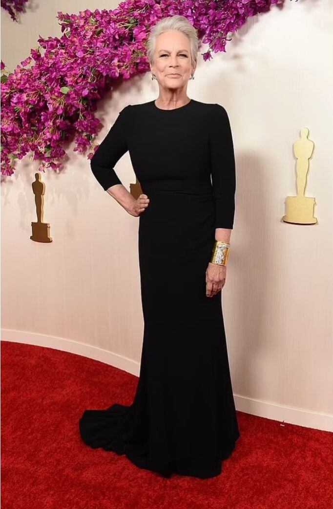 Jamie Lee Curtis enamora en los Óscar con un vestido negro básico de Dolce & Gabbana