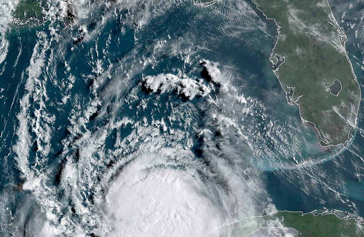 La tormenta Laura se convierte en huracán en el Golfo de México