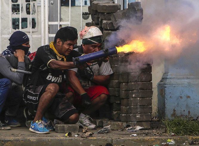 Atacan a tiros barricadas en barrios de la capital de Nicaragua