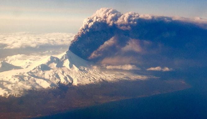 Volcán Pavlof entra en erupción en el sureste de Alaska