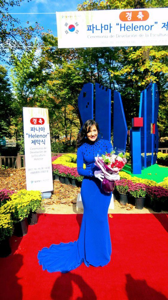 Una escultora lleva las alas azules de Panamá a Corea del Sur
