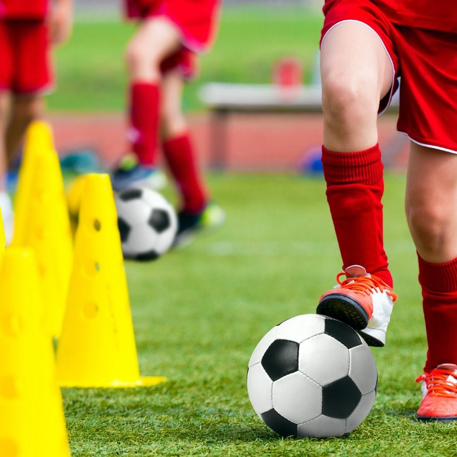 Estos son los beneficios de la práctica del fútbol en los niños - Lazos  Delagente