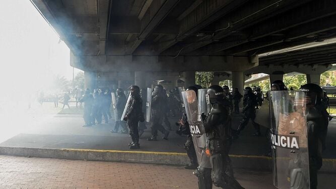 Decretan toque de queda en Cali; reportan disturbios en Bogotá