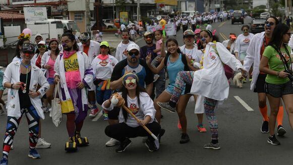 Miles de personas participan en caminata contra el cáncer