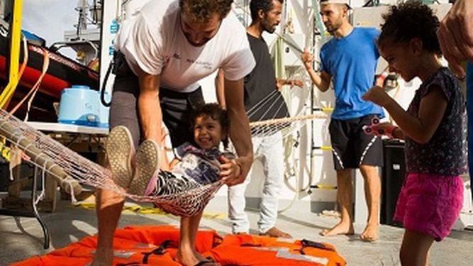 Panamá cancelará registro a un buque que transporta inmigrantes y refugiados en el Mediterráneo