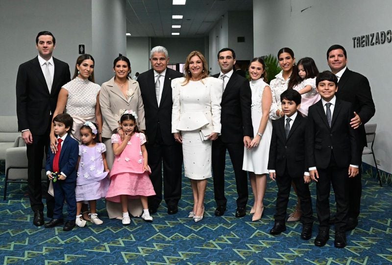 El presidente José Raúl Mulino, junto a sus hijos y nietos en la toma de posesión