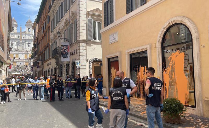 Una decena de activistas climáticos vuelven a lanzar pintura a tiendas de lujo en Roma