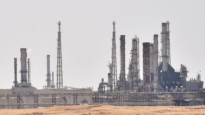 Mitad de producción de crudo saudita, suspendida por un mes