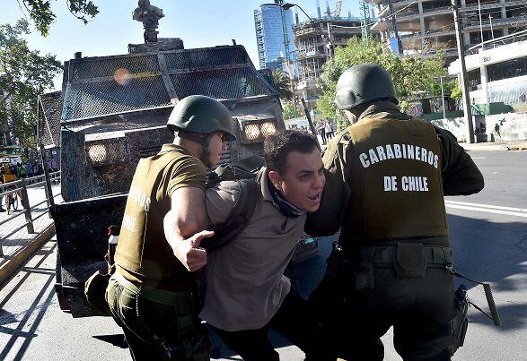 Piñera endurece tono frente a protestas que siguen en expansión
