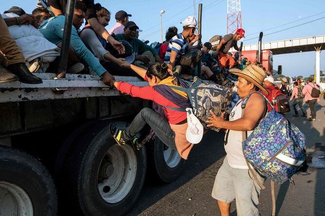 Obst culos se acumulan para migrantes en caravana hacia Estados