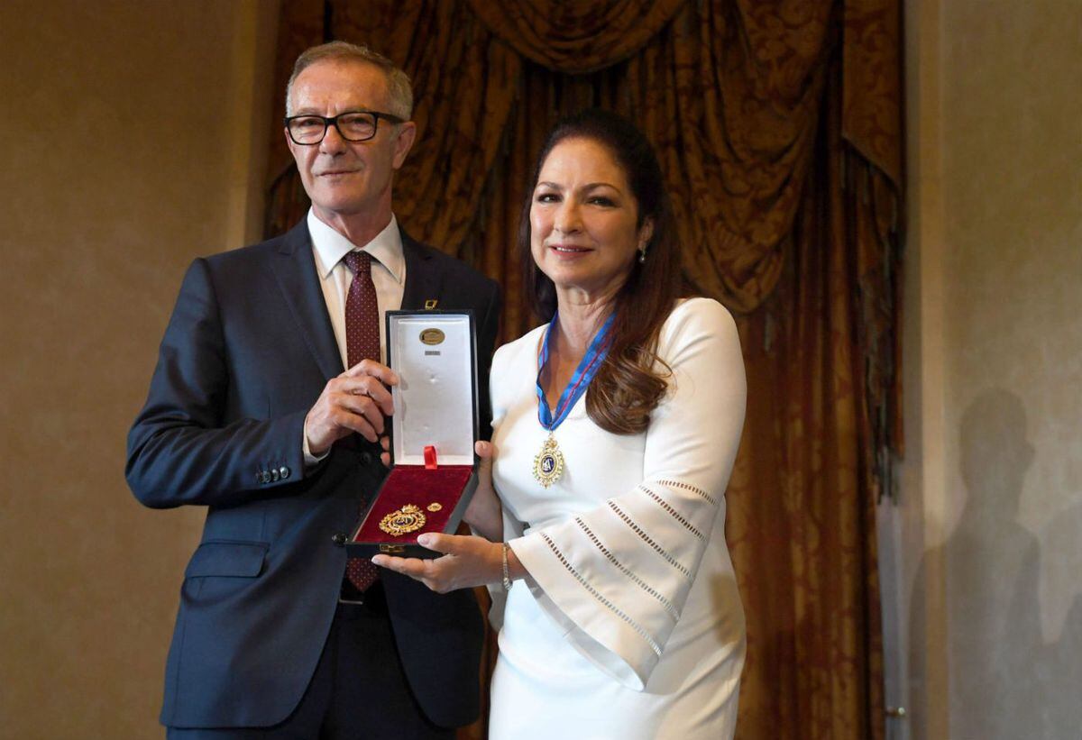Gloria Estefan recibe medalla de oro al mérito en España