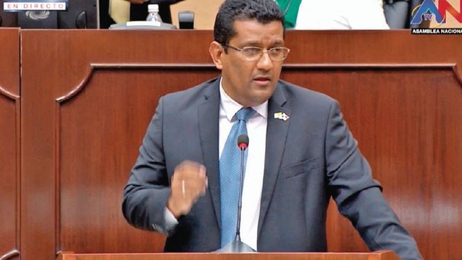 Ministro de Ambiente defiende estudio para pista en isla Coiba