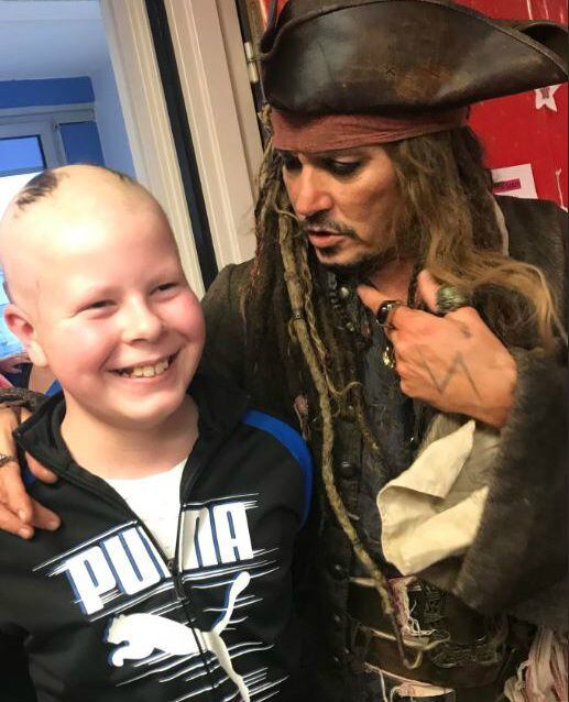 El actor Johnny Depp, vestido de Jack Sparrow, visita a niños con cáncer