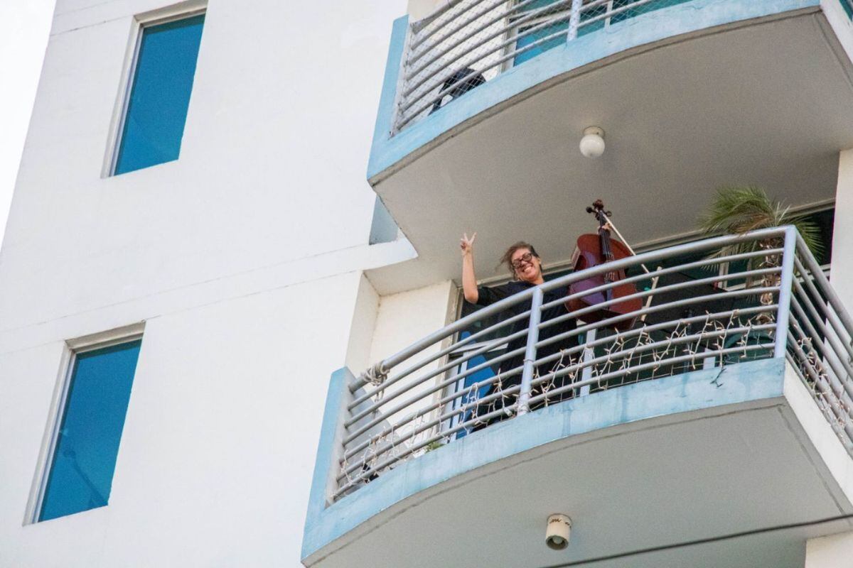 La chelista en Panamá que da recitales en su balcón ante el coronavirus