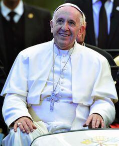 Papa cierra gira mexicana con visita a penal