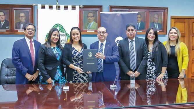 Caja de Ahorros firma convenio con la Universidad de Panamá