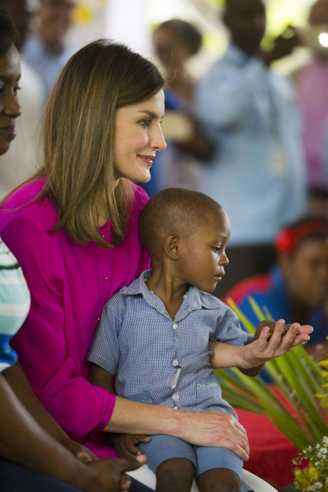 Las muestras de afecto de la reina Letizia en Haití