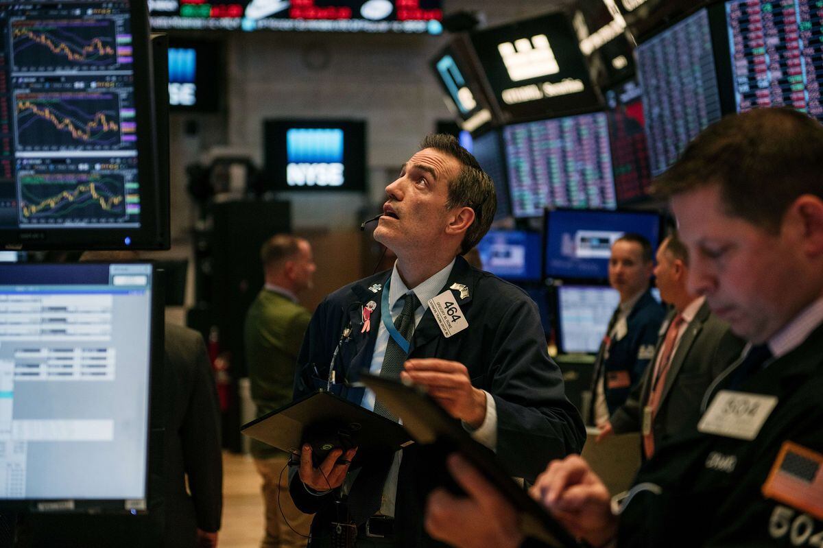 Wall Street termina en baja, temerosa de Covid 