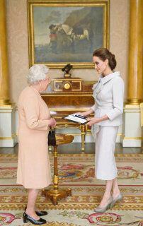 Distinguen a Angelina Jolie con título de ´dama´