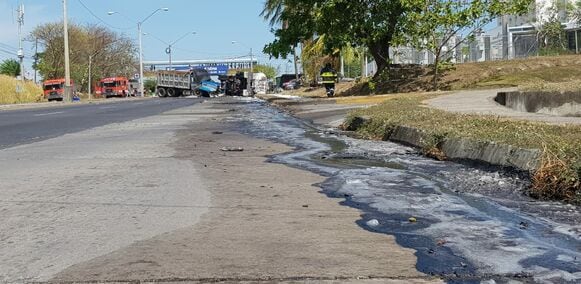 Colisión provoca derrame de combustible y evacuación de personal de agencia de la CSS