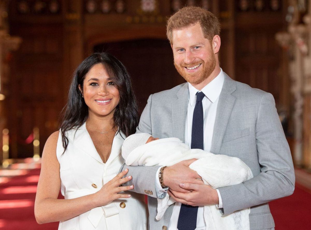 Meghan y Harry presentan a su bebé, el primer mestizo en la familia real británica