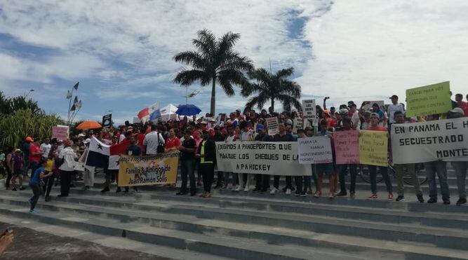 Deportistas protestan por el mal uso de fondos públicos