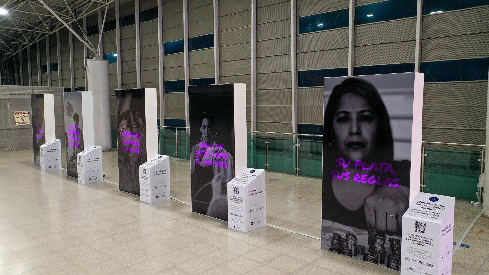 Una instalación pone luz sobre la violencia cotidiana hacia la mujer
