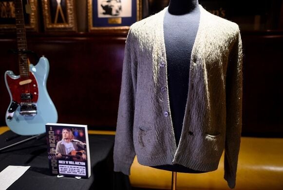 El legendario cárdigan de Kurt Cobain fue rematado por 334 mil dólares