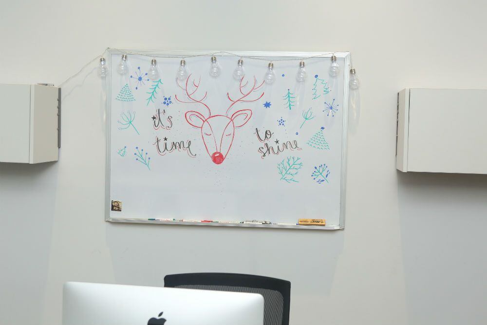 Las chicas de Fenómena Digital llevan el espíritu navideño a su oficina desde noviembre