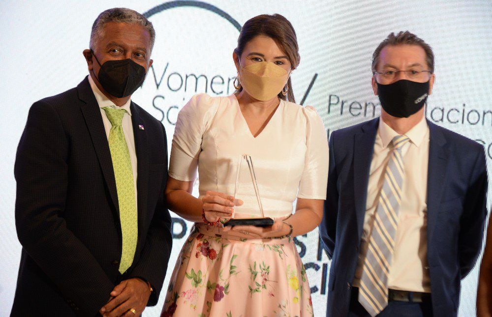 Dafni Mora recibe el premio Por las Mujeres en la Ciencia