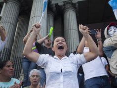 Gobierno guatemalteco se desmorona por escándalo de corrupción