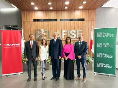 Banco LAFISE y MAPFRE formalizan alianza comercial