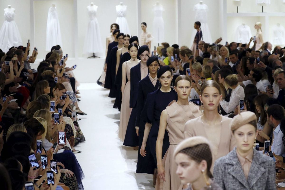 Dior reivindica el saber hacer de la alta costura, “invisible” en Instagram