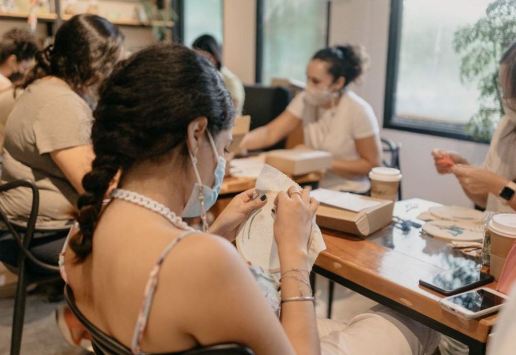 Aprendiendo y riendo juntas: 9 grupos de mujeres para unirse en Panamá