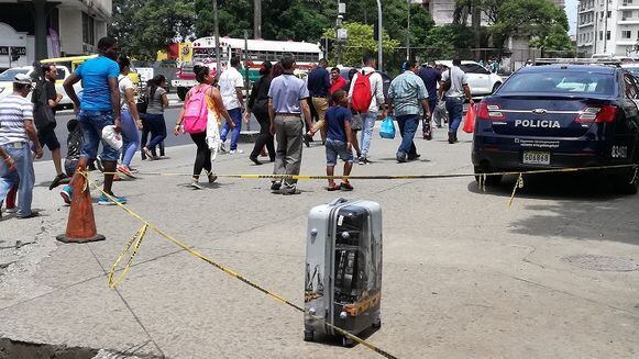 Reabren la Plaza 5 de Mayo; expertos informaron que la maleta estaba vacía