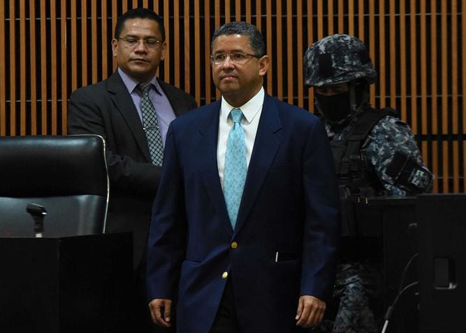 Expresidente Flores esperará en prisión ser juzgado por corrupción