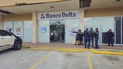 Policía jubilado frustra intento de robo en un banco ubicado en el sector de La Doña