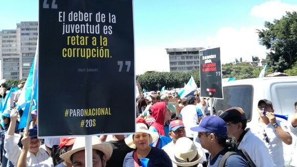 '¡Que renuncien los corruptos!', gritan miles en Guatemala
