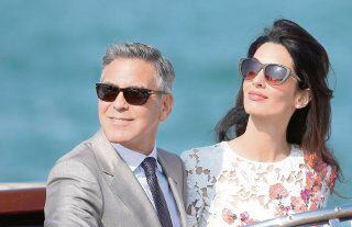 Clooney y esposa hacen aparición de recién casados