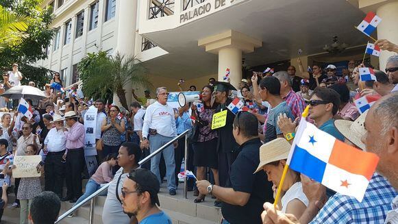 ‘Justicia, justicia’, reclaman manifestantes desde las escalinatas de la Corte Suprema