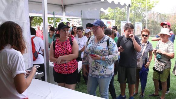 Peregrinos y usuarios del parque Omar visitan Cristonautas