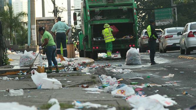 Recogen desperdicios de las calles tras celebración por el pase de Panamá al Mundial 2018