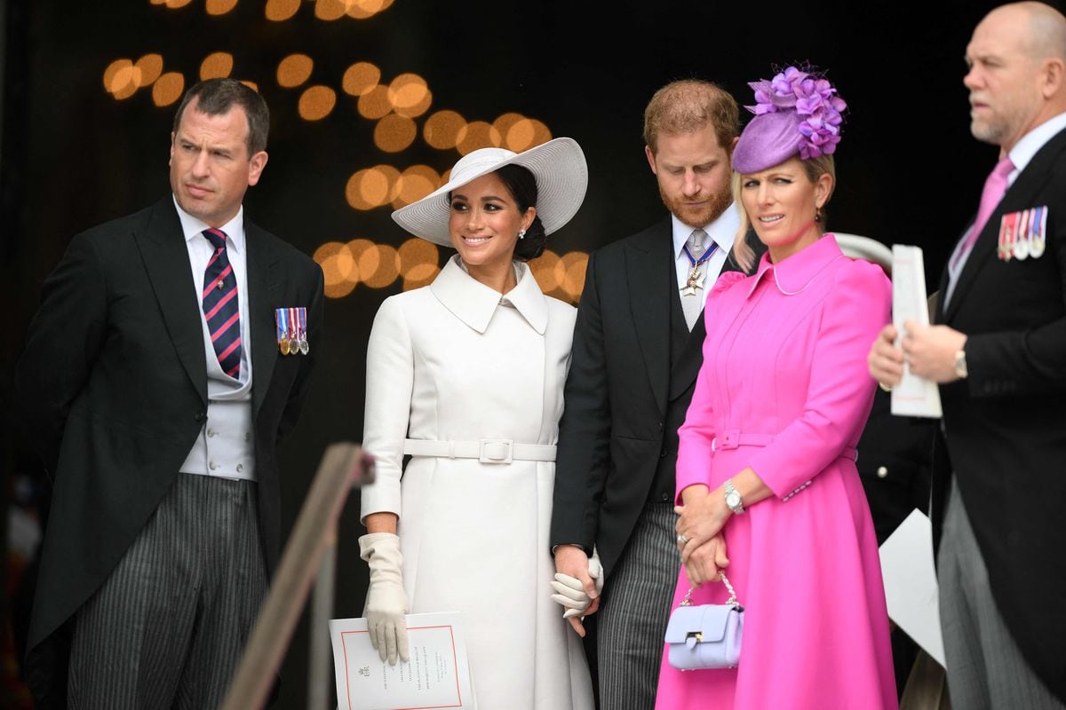 La reina no acude a misa de jubileo; Harry y Meghan se roban la atención