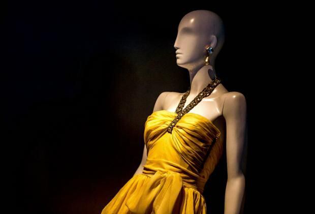 Hubert de Givenchy y su exhibición en Francia