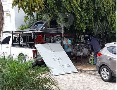 Instalan nueva puerta de seguridad en la embajada de Nicaragua, el refugio de Martinelli