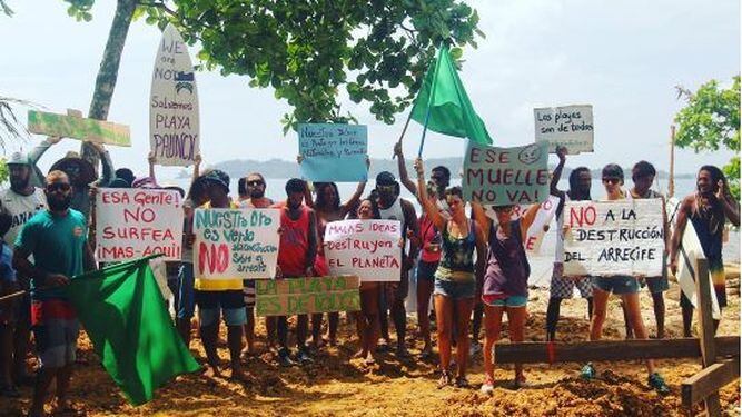 El surfista Kelly Slater protesta por construcción de un muelle en playa Paunch