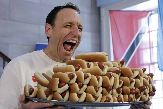 Joey Chestnut, el hombre que se comió 72 'hot dogs' en 10 minutos