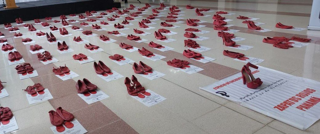 Zapatos rojos en Panamá para recordar a las mujeres víctimas de femicidio